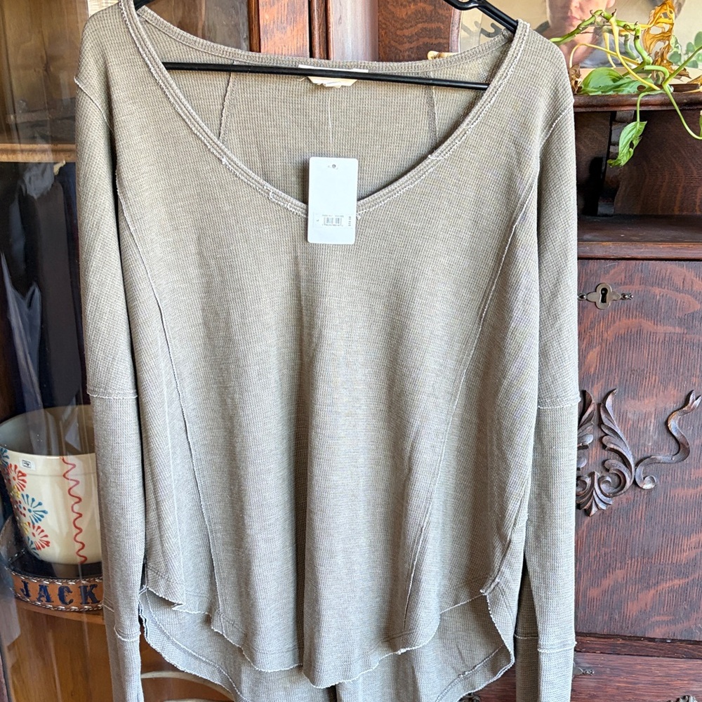 Lucky Brand NWT  Lightweight V-Neck Long Sleeve Top in Green